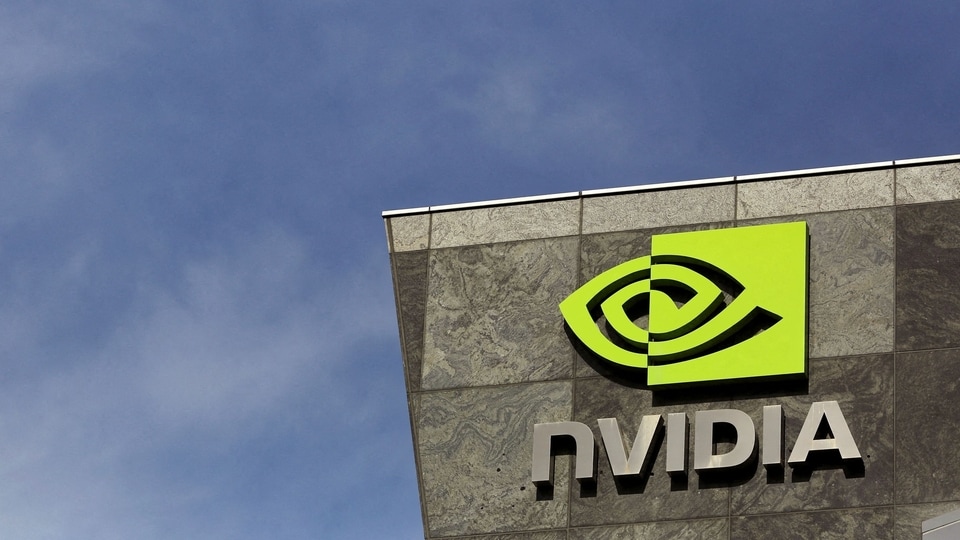 Şubat 2022’de dünyanın en büyük yarı iletken çip şirketi NVIDIA bir fidye yazılımı saldırısına uğradı. Şirkete göre, bilgisayar korsanları çalışanların kimlik bilgilerini ve bilgilerini çevrimiçi olarak sızdırmaya başladı.
