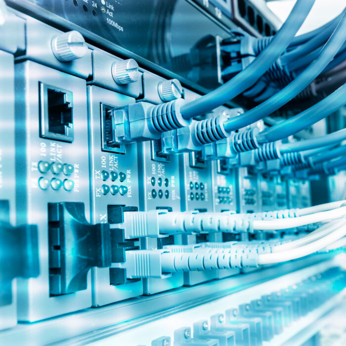 Ağ bağlantı noktaları (port) veri aktarımı için erişim noktalarını ifade eder. Makalemizde güvenli ve güvensiz portları inceliyoruz.