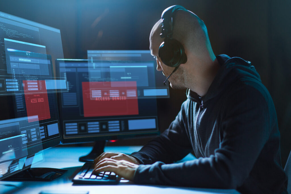 CybercrimeHackingAndTechnologyConcept-MaleHackerInHeadset - antivirus.com.tr by ESET Bir yardım merkezi çağrısı, tehdit aktörlerinin güvenlik kontrollerini atlamasına neden olabilir mi? Güvenlik açıklarını nasıl kapatabileceğinize göz atın.