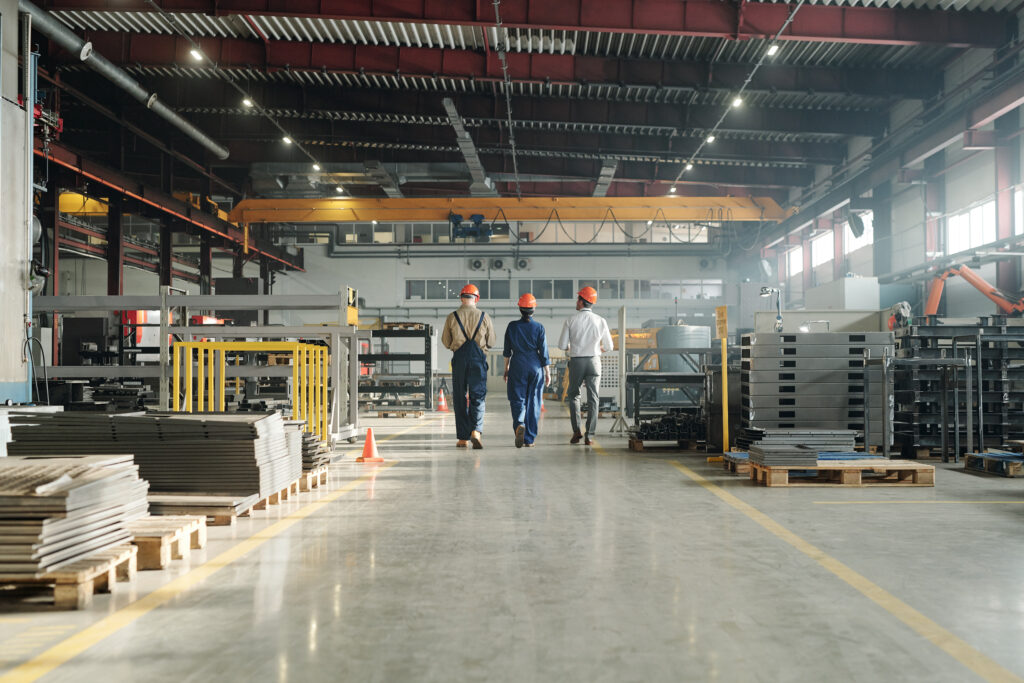 RearViewOfThreeTechniciansOrEngineersOfIndustrialPlant - antivirus.com.tr by ESET Üretim, özellikle siber saldırıların zarar verici bir dizi baskısıyla karşı karşıya kalan, büyük tehdit ortamlarında faaliyet gösteren sektörlerden biridir.