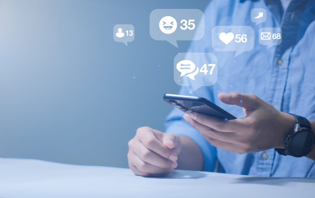 Close-upOfMansHandUsingSmartphoneToPlaySocialMedia - antivirus.com.tr by ESET LinkedIn'den X'e, GitHub'dan Instagram'a kadar, çalışanlar şirket bilgileri içeren paylaşımlar yapıyorlar. Bu, şirketinizi zor durumda bırakabilir.