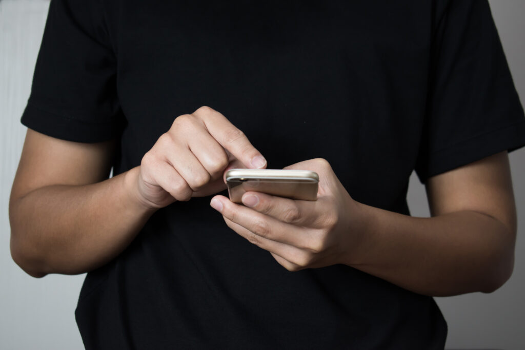 Kimlik doğrulama çevrimiçi ortamda standart hâle gelmeli mi? Avustralya'nın 16 yaş altı için uyguladığı sosyal medya yasağı, bu sorunun önemini gösteriyor.