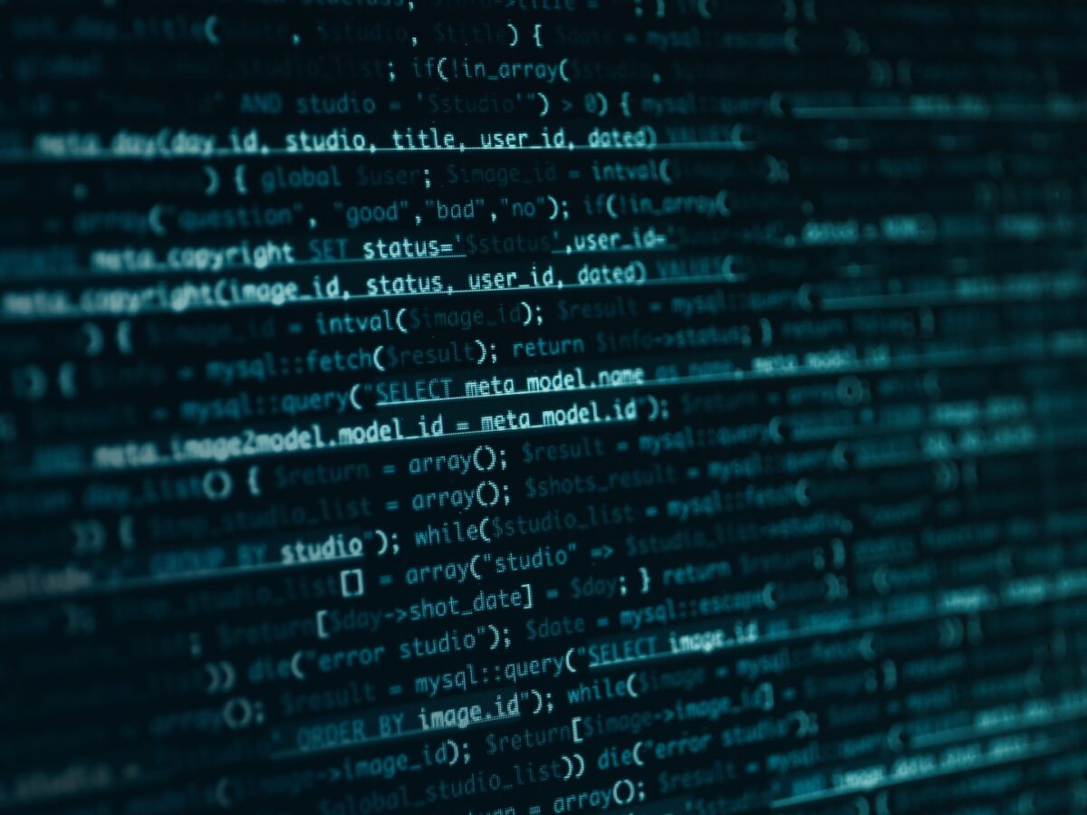 PHP güvenlik açığı php2shell: ekranda eski bir PHP uygulamasının kaynak kodu, turkuaz tonlarda yakın çekim