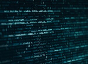 PHP güvenlik açığı php2shell: ekranda eski bir PHP uygulamasının kaynak kodu, turkuaz tonlarda yakın çekim