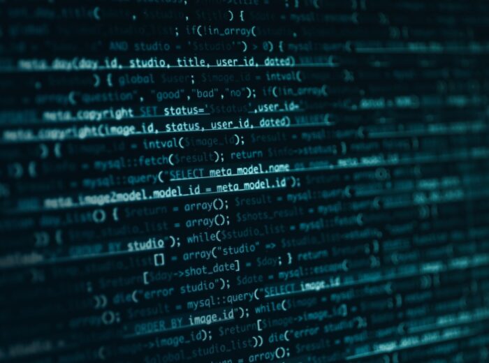 PHP güvenlik açığı php2shell: ekranda eski bir PHP uygulamasının kaynak kodu, turkuaz tonlarda yakın çekim