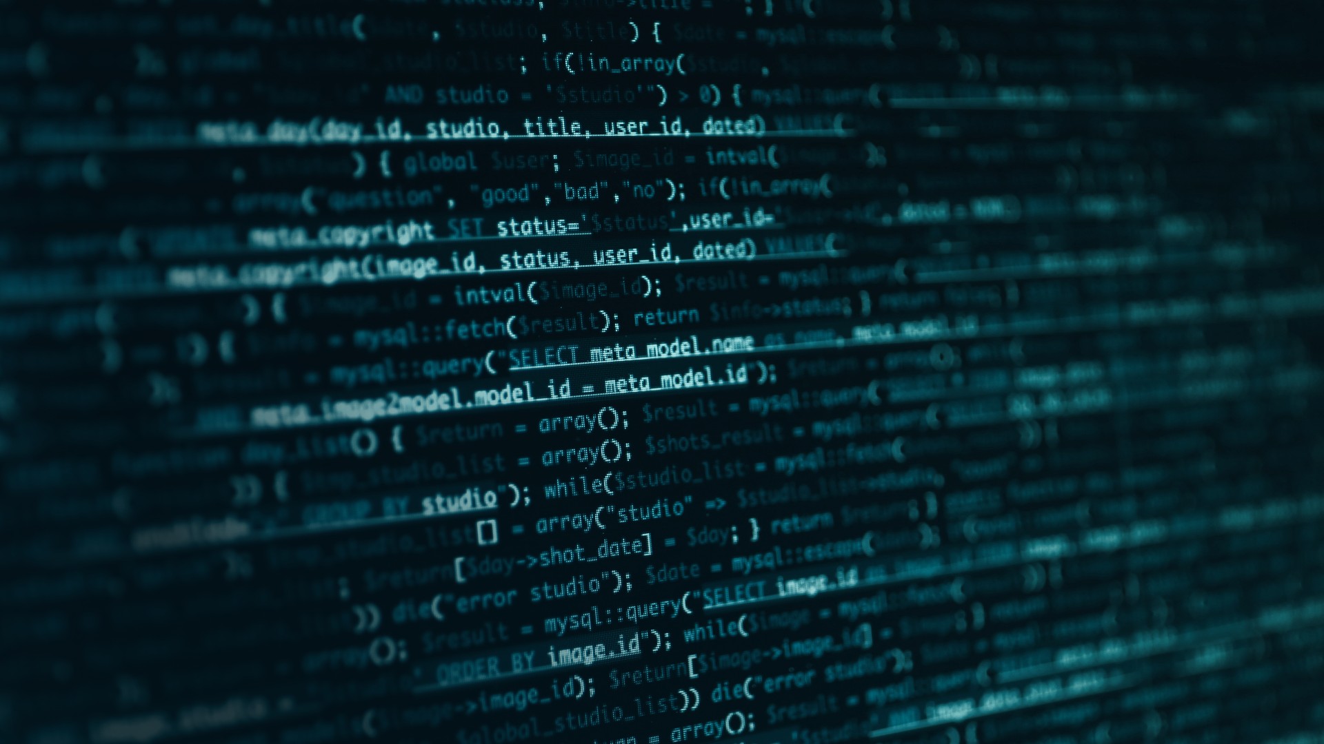 PHP güvenlik açığı php2shell: ekranda eski bir PHP uygulamasının kaynak kodu, turkuaz tonlarda yakın çekim