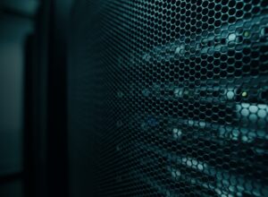 Ransomware'e hazırlık: karanlık bir sunucu odasında sunucu kabininin delikli kapağı